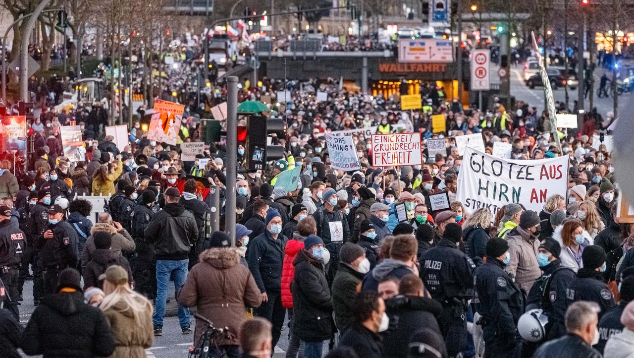 Teilnehmer einer Demonstration gegen die Corona-Maßnahmen demonstrieren in der Innenstadt von Hamburg 

