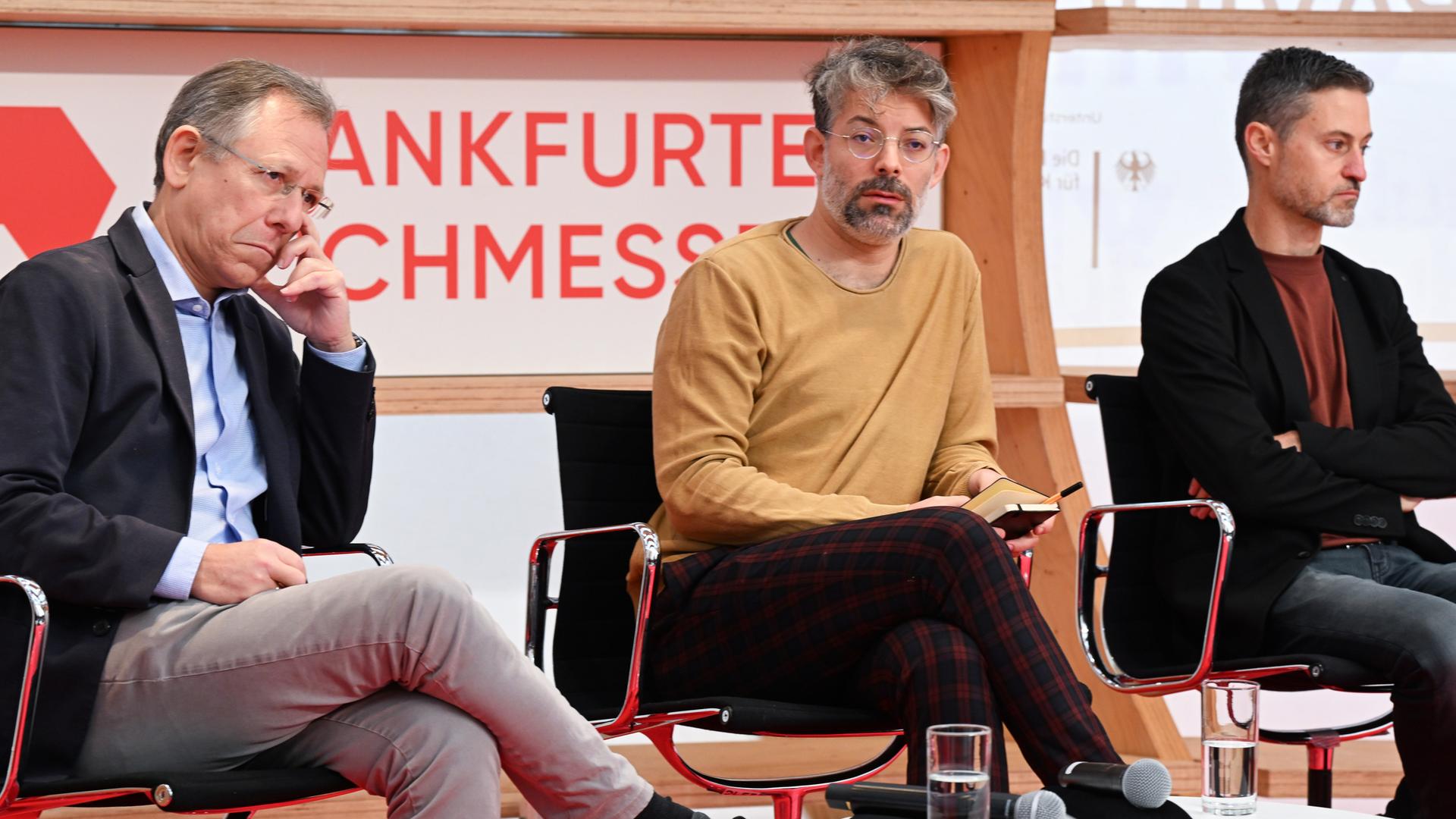 Die Schriftsteller Doron Rabinovici (l-r), Tomer Dotan-Dreyfus und Meron Mendel, Direktor der Bildungsstätte Anne Frank, nehmen auf der Frankfurter Buchmesse an der Gesprächsrunde teil.