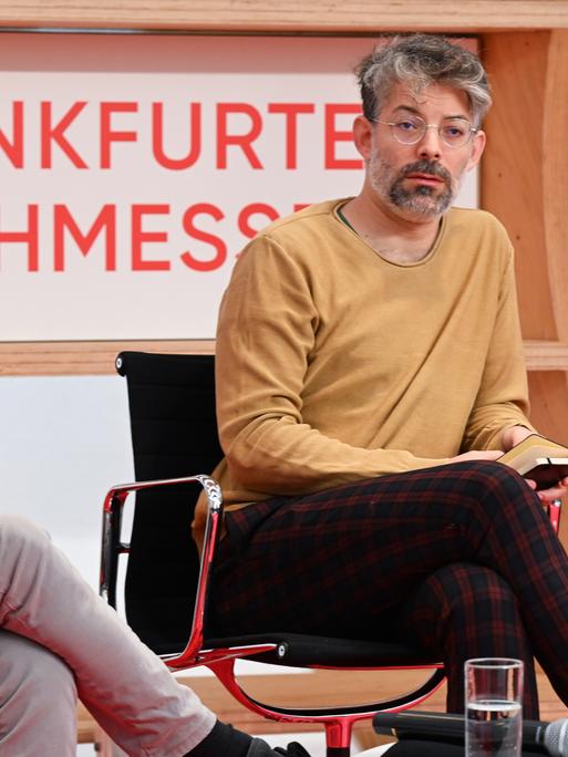 Die Schriftsteller Doron Rabinovici (l-r), Tomer Dotan-Dreyfus und Meron Mendel, Direktor der Bildungsstätte Anne Frank, nehmen auf der Frankfurter Buchmesse an der Gesprächsrunde teil.