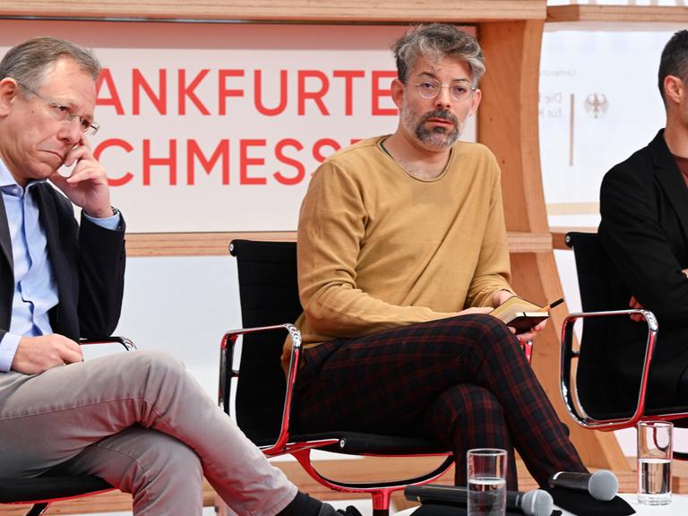 Die Schriftsteller Doron Rabinovici (l-r), Tomer Dotan-Dreyfus und Meron Mendel, Direktor der Bildungsstätte Anne Frank, nehmen auf der Frankfurter Buchmesse an der Gesprächsrunde teil.