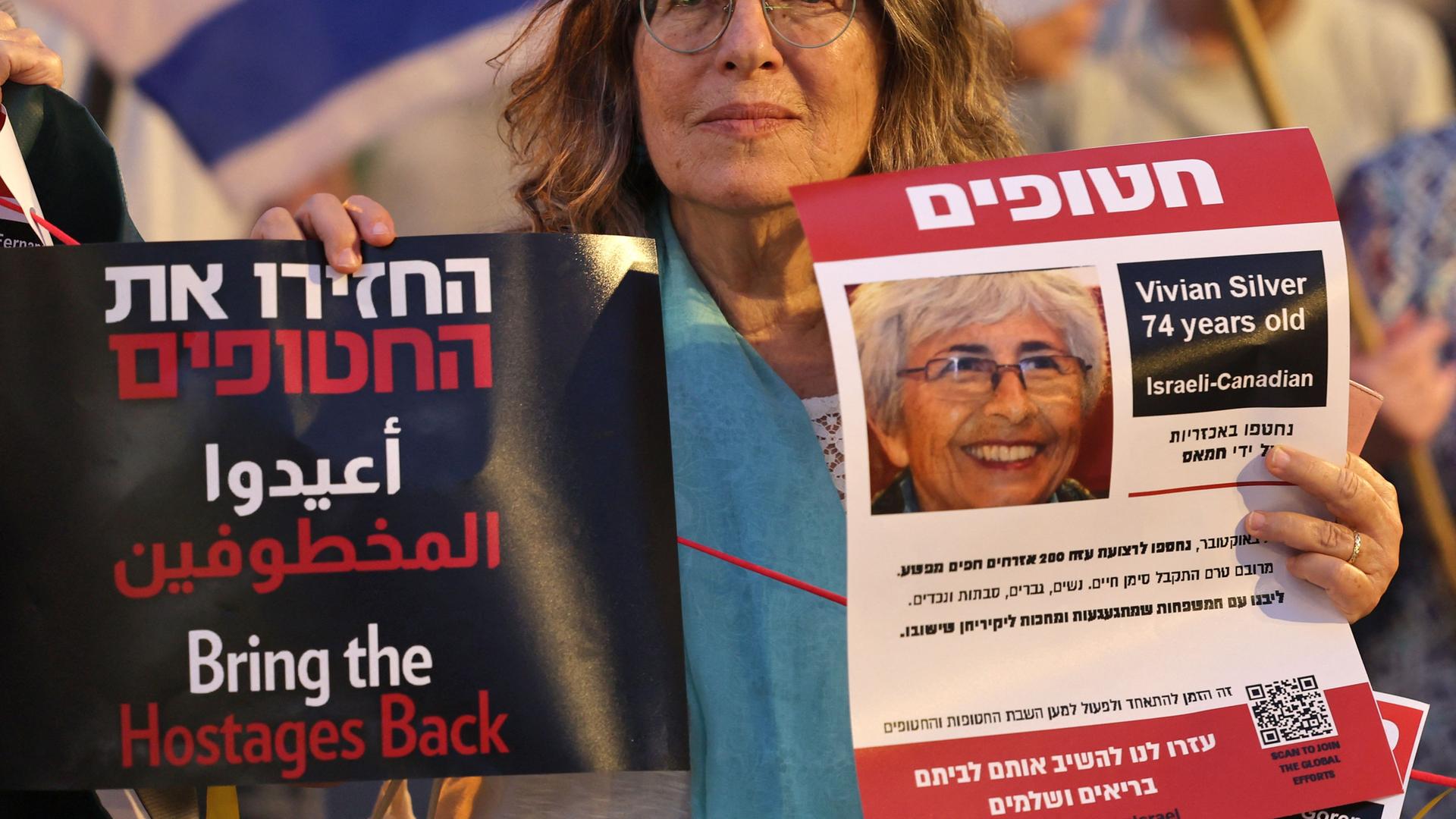 Eine Demonstrantin in Jerusalem hält am 29.10.2023 ein Poster Foto der Friedensaktivistin Vivian Silver hoch.