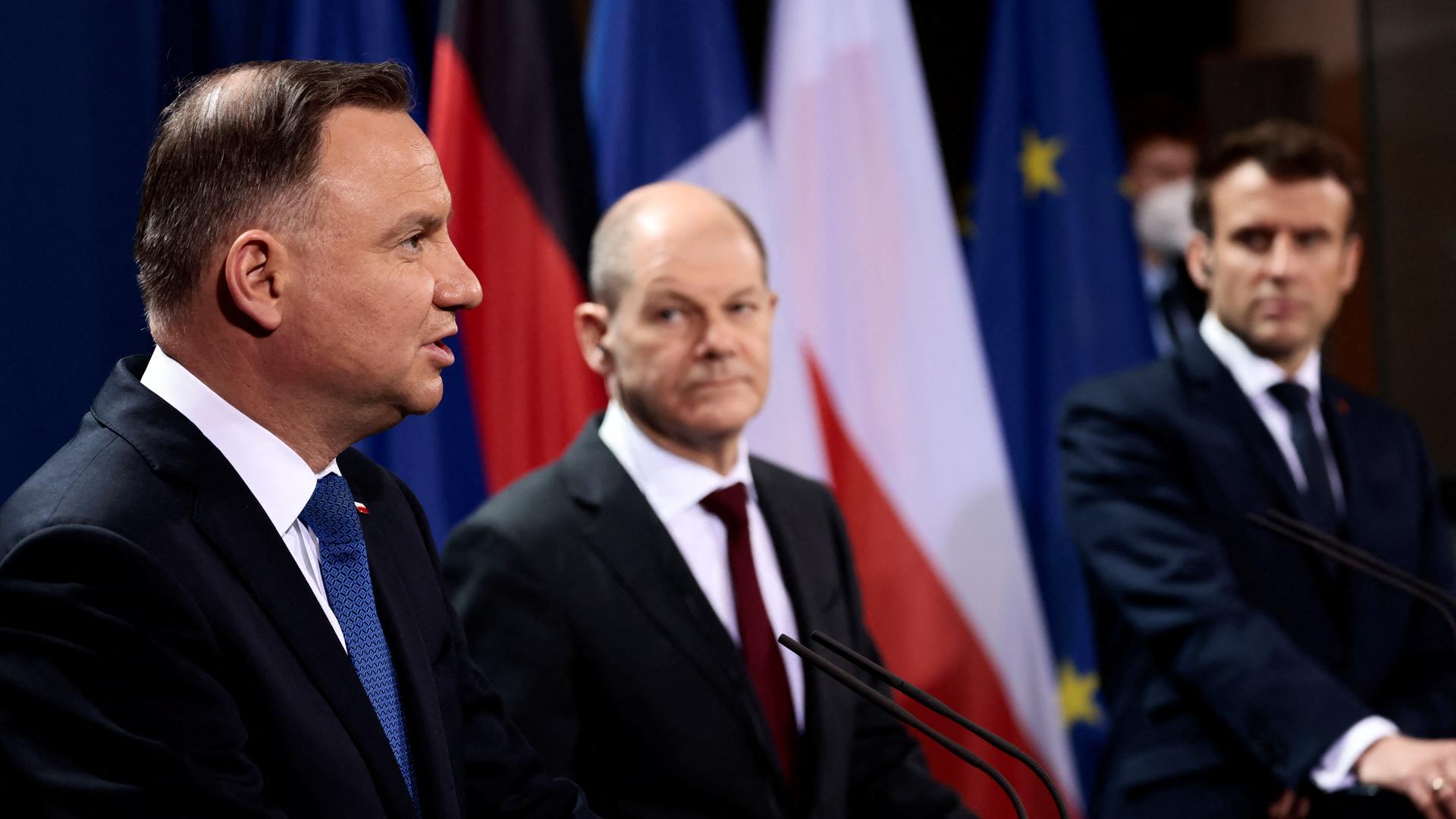 Der polnische Staatspräsident Andrzej Duda, Bundeskanzler Olaf Scholz (SPD) und der französische Präsident Emmanuel Macro (l-r) sprechen bei den Auftakt-Statements vor einem Treffen des sogenannten Weimarer Dreiecks. Der polnische Staatspräsident Andrzej Duda, Bundeskanzler Olaf Scholz (SPD) und der französische Präsident Emmanuel Macro (l-r) sprechen bei den Auftakt-Statements vor einem Treffen des sogenannten Weimarer Dreiecks.