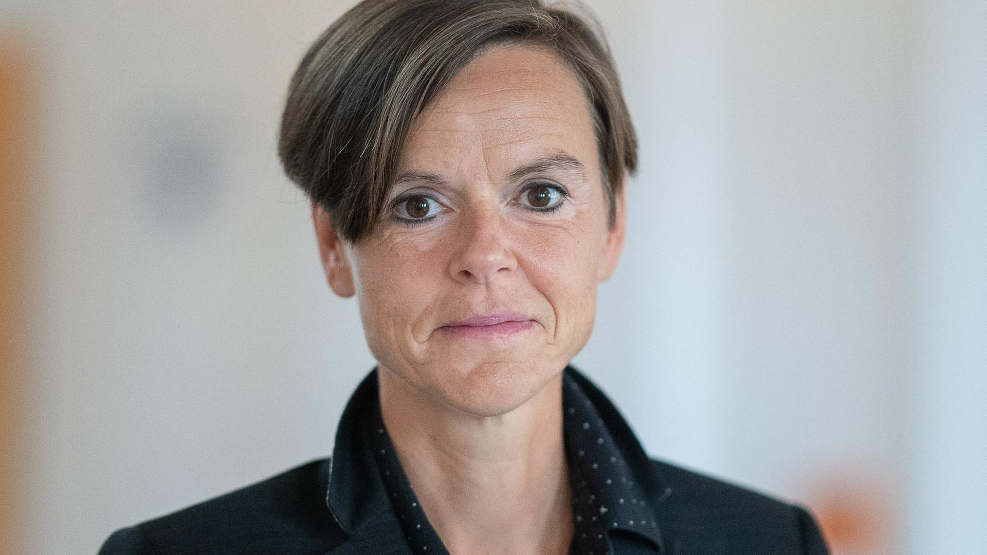 Roman von Strubel - Folgenreicher Artikel über einen gefeierten Theaterintendanten