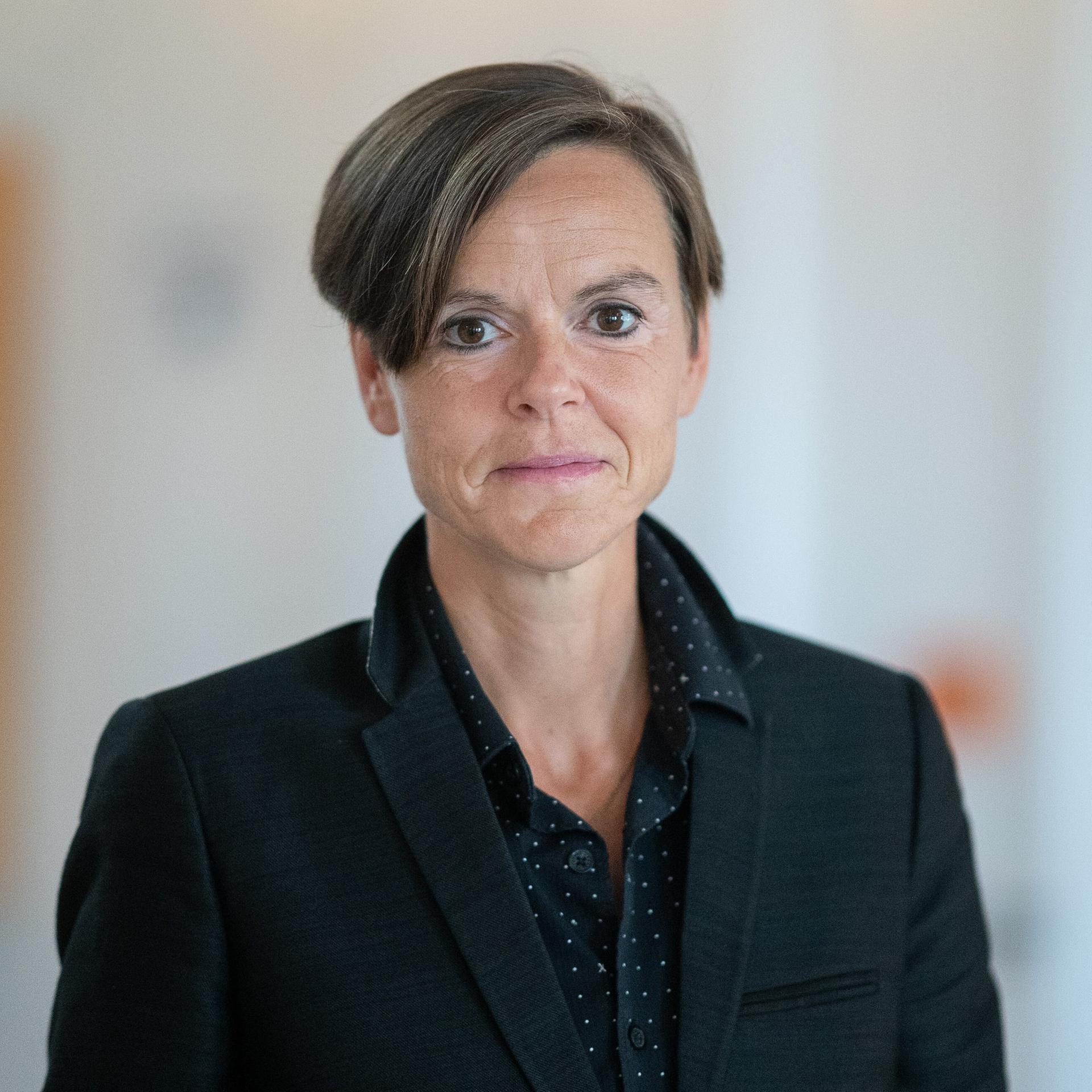 Porträt der Schriftstellerin Antje Rávik Strubel, sie steht in einem schwarzen Jacket im Literaturhaus Frankfurt.