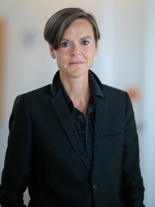 Porträt der Schriftstellerin Antje Rávik Strubel, sie steht in einem schwarzen Jacket im Literaturhaus Frankfurt.
