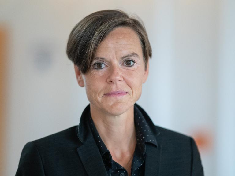 Porträt der Schriftstellerin Antje Rávik Strubel, sie steht in einem schwarzen Jacket im Literaturhaus Frankfurt.