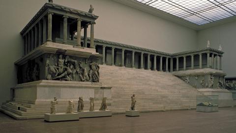 Zeusaltar im Pergamonmuseum in Berlin-Mitte.