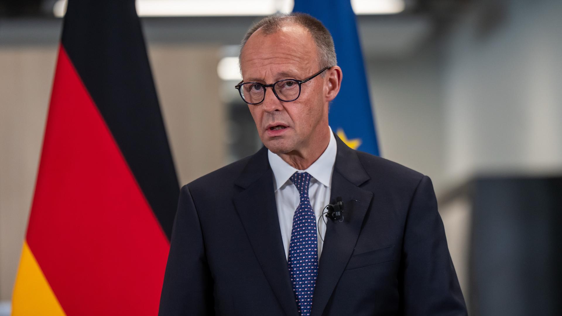 London: Bundeskanzler Friedrich Merz (CDU) steht vor der deutschen und der EU-Fahne. London: Bundeskanzler Friedrich Merz (CDU) steht vor der deutschen und der EU-Fahne.