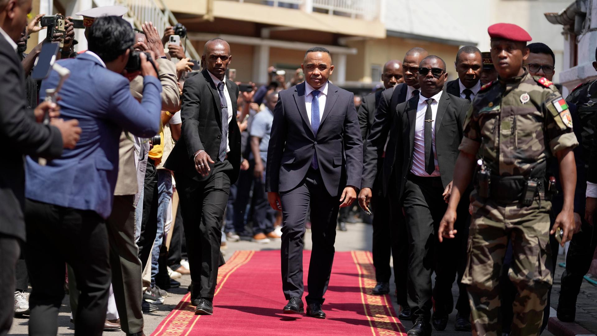 Antananarivo: Oberst Michael Randrianirina von der Spezialeinheit Capsat trifft vor dem Hohen Verfassungsgericht ein, um als Präsident für die Neugründung der Republik vereidigt zu werden.