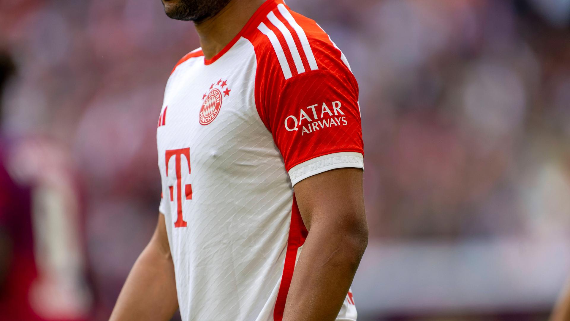 Bayern Münchens Trikot mit dem Ärmelsponsor Qatar Airways.