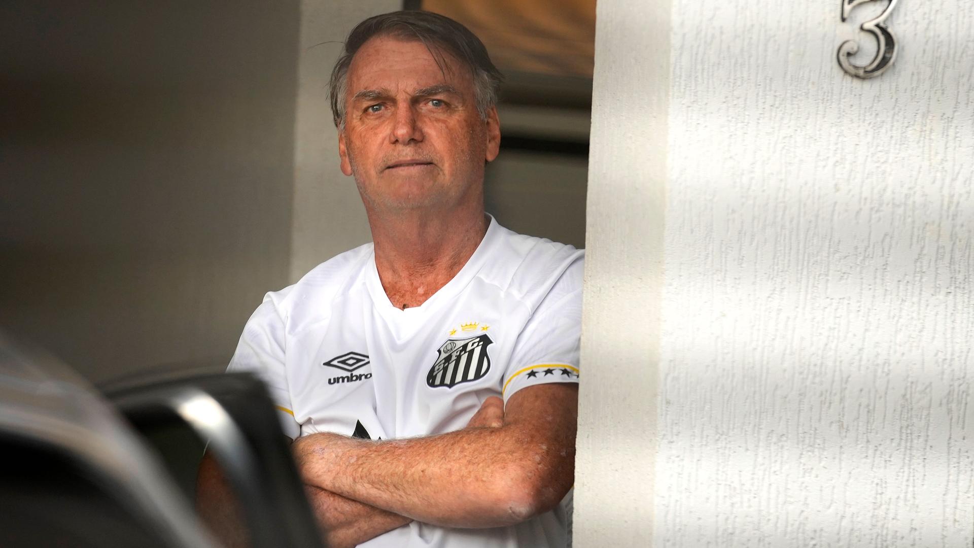 Brasiliens Ex-Präsident am 29. August 2025 im Eingang seines Hauses, in dem er unter Arrest steht. Brasiliens Ex-Präsident am 29. August 2025 im Eingang seines Hauses, in dem er unter Arrest steht.