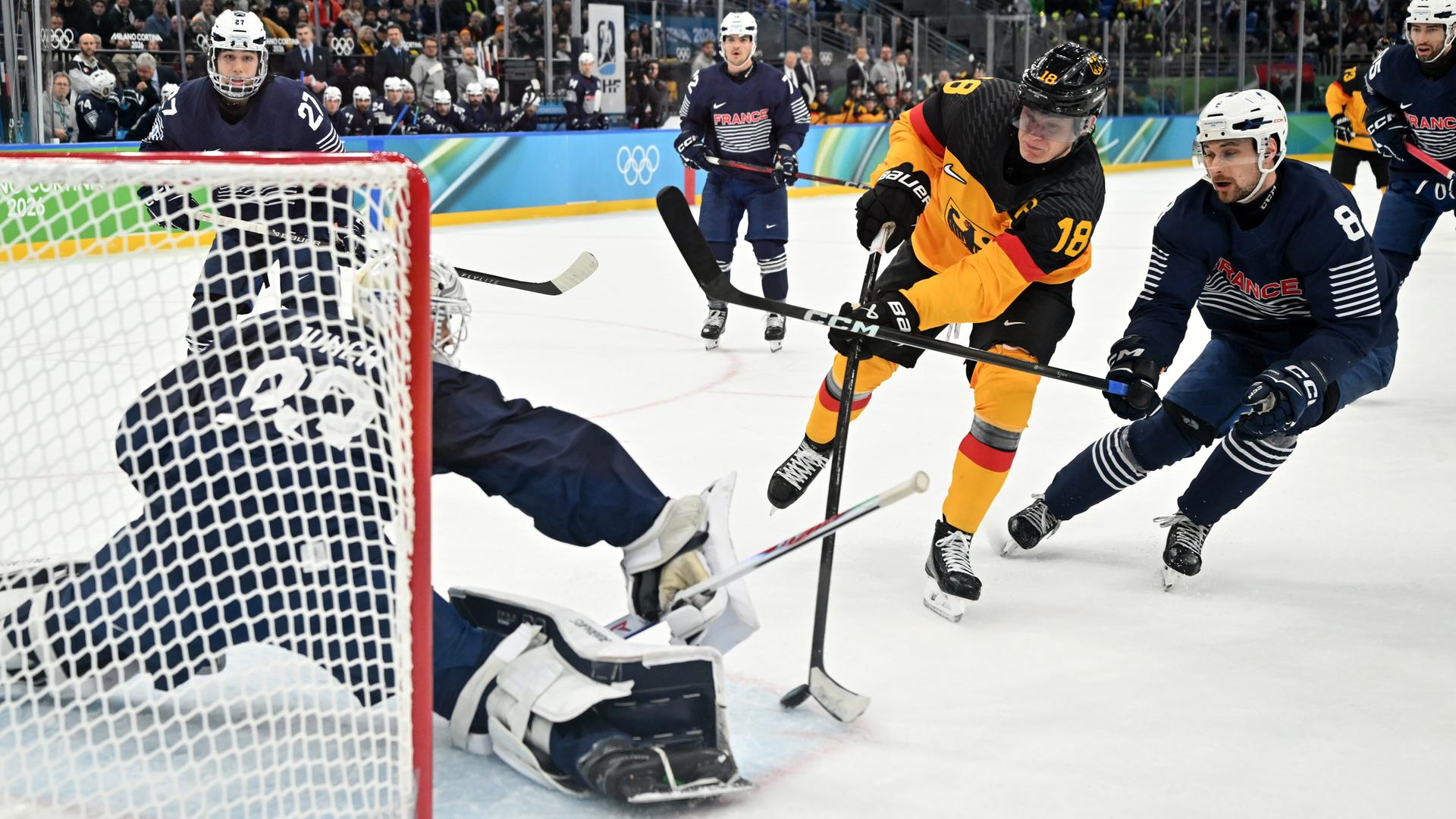 Mailand: Spielszene in der Partie der deutschen Eishockey-Nationalmannschaft gegen Frankreich bei den Olympischen Spielen. Mailand: Spielszene in der Partie der deutschen Eishockey-Nationalmannschaft gegen Frankreich bei den Olympischen Spielen.