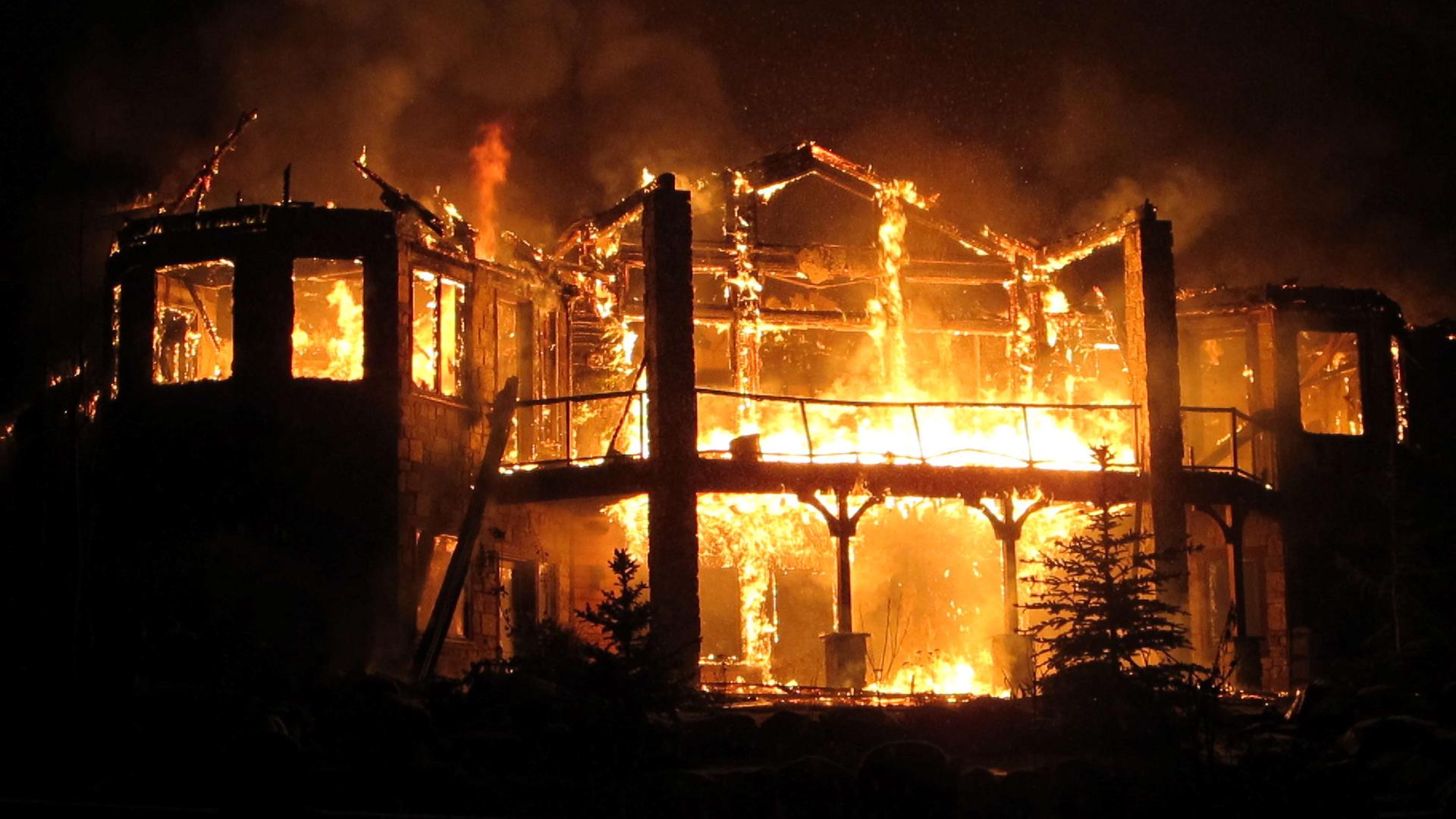 Ein Haus steht bei Nacht vollständig in Flammen, nur die Struktur des Hauses ist noch zu erkennen. Ein Haus steht bei Nacht vollständig in Flammen, nur die Struktur des Hauses ist noch zu erkennen.