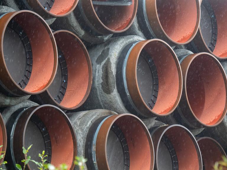 Nicht verbaute Rohre für die Ostsee-Gaspipeline Nord Stream 2 werden auf dem Gelände des Hafen Mukran gelagert