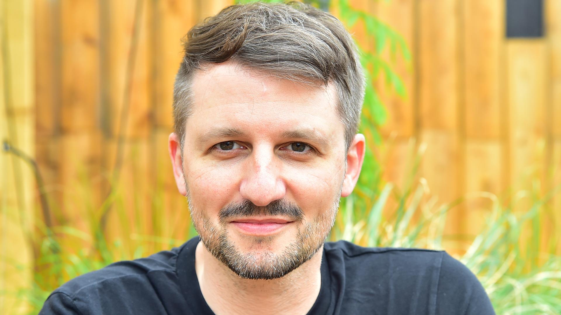 Lutz Leichsenring im schwarzen T-Shirt. Lutz Leichsenring im schwarzen T-Shirt.