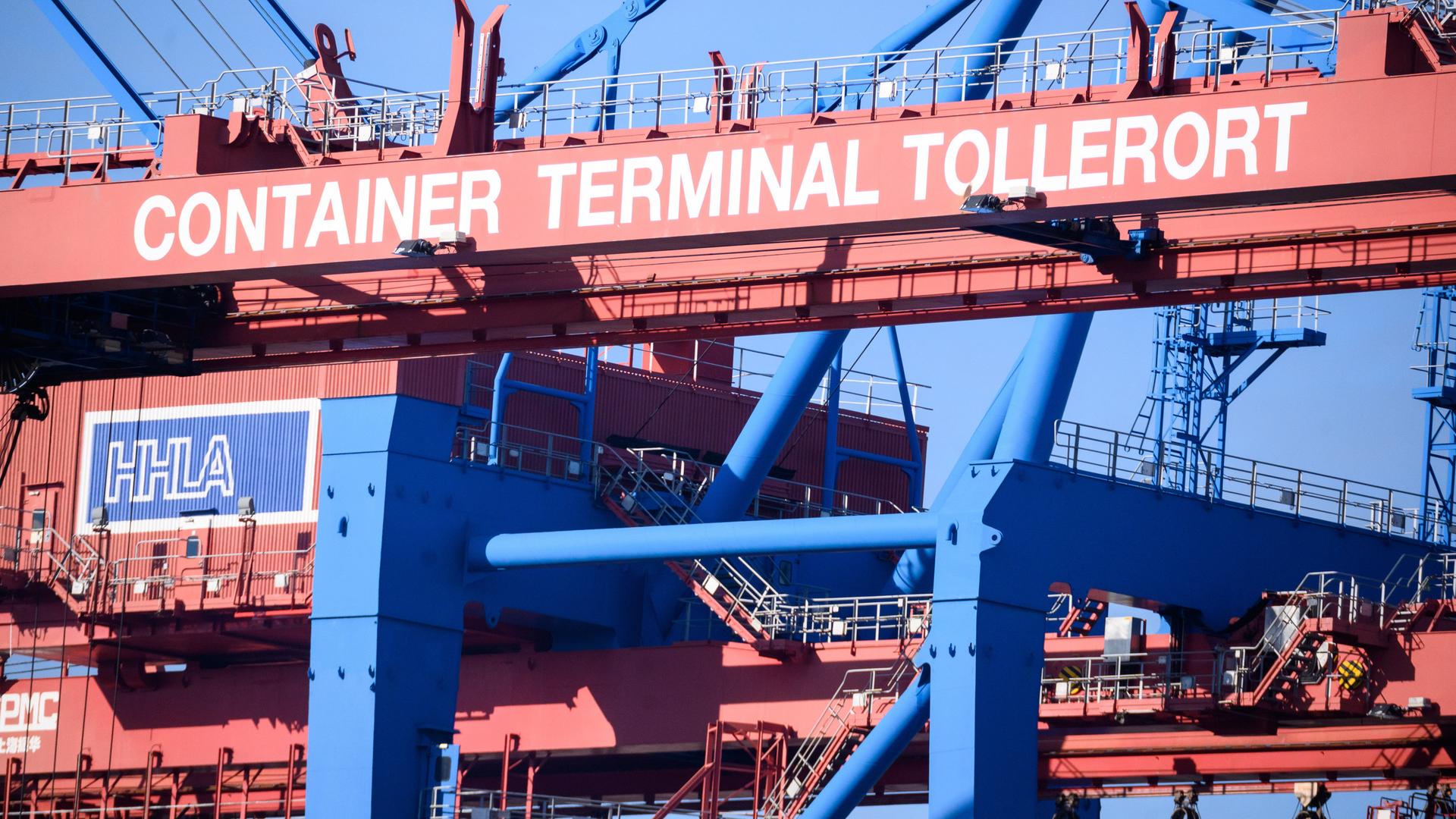 "Container Terminal Tollerort" steht auf dem Ausleger einer Containerbrücke. Das Bundeskabinett hat sich im Streit um einen chinesischen Einstieg bei einem Containerterminal im Hamburger Hafen auf einen Kompromiss verständigt.