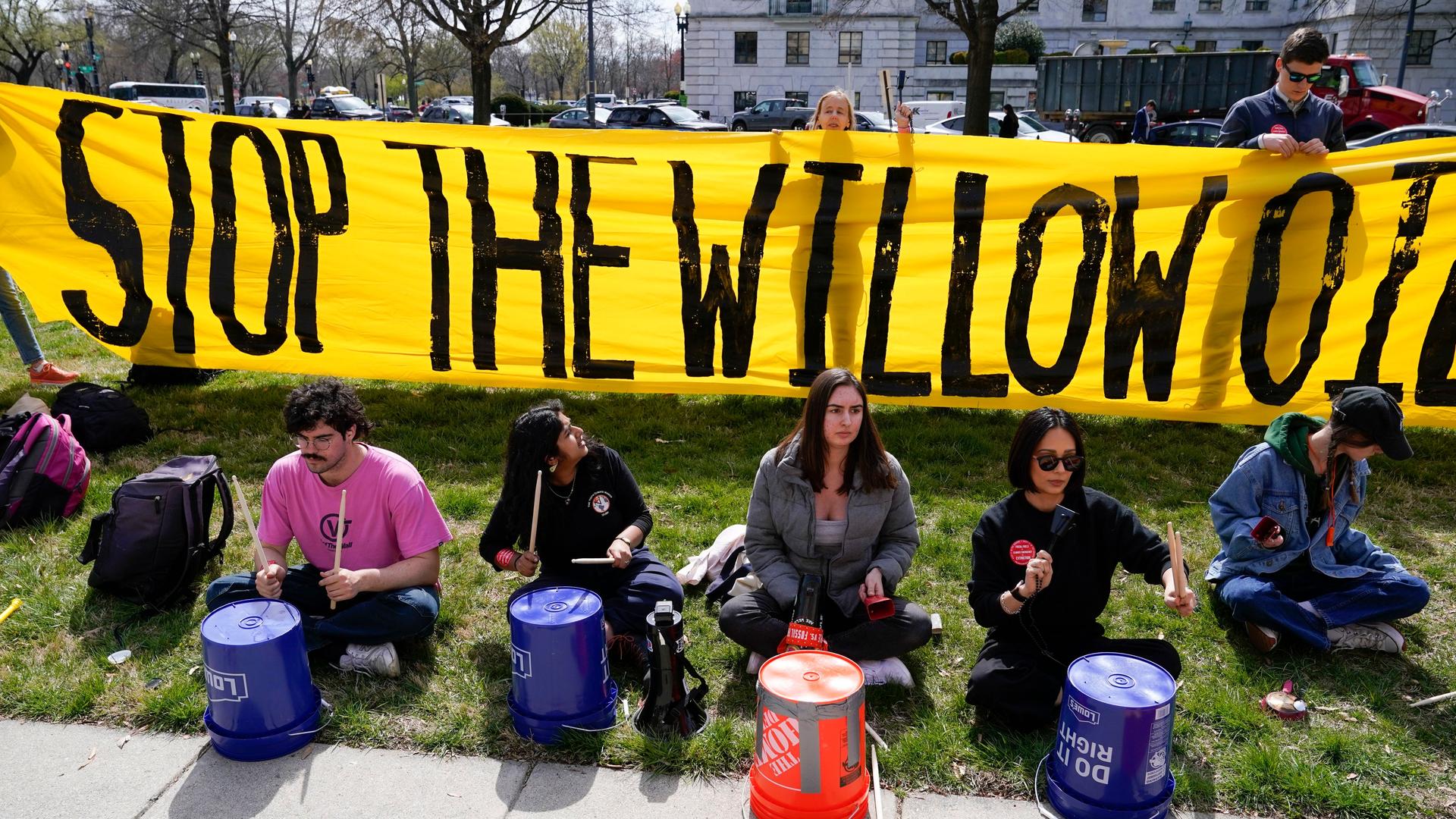 USA, Washington: Demonstranten sitzen vor einem Plakat "Stop the Willow Oil Projekt".