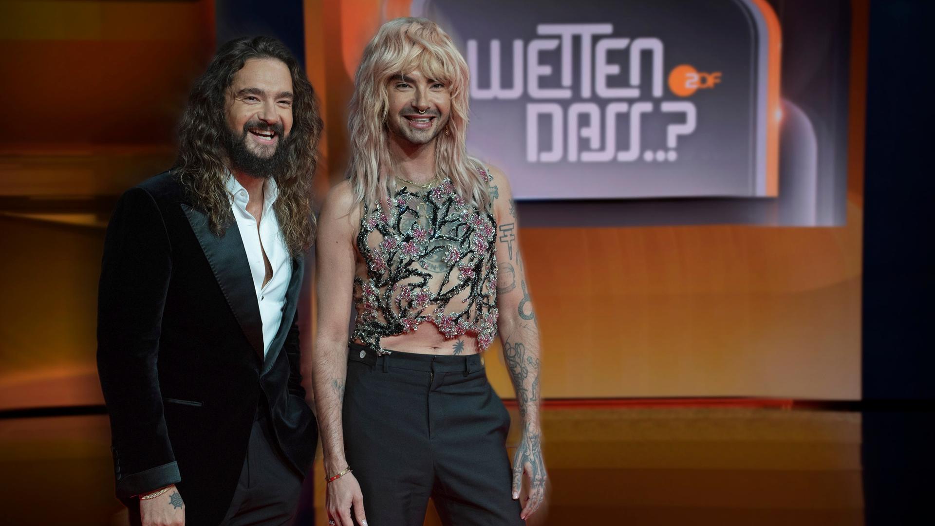 Bill und Tom Kaulitz stehen vor einem Logo von "Wetten, dass..?".