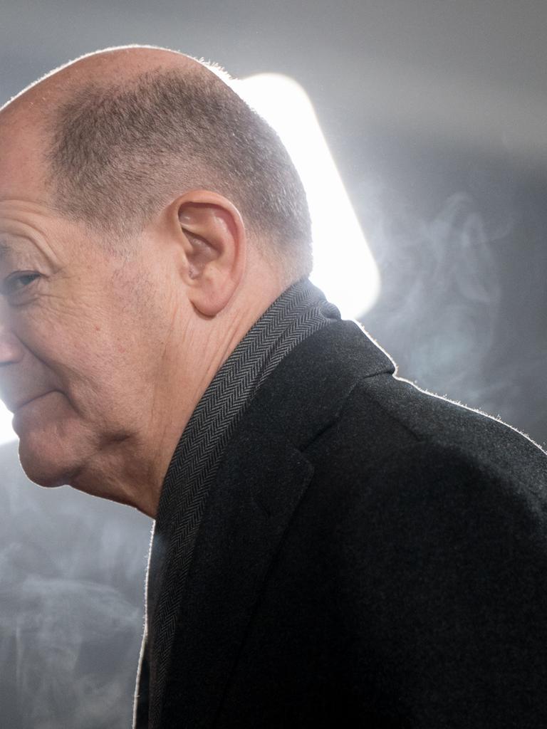 Bundeskanzler Olaf Scholz (SPD) in der Kälte vor dem Bundeskanzleramt