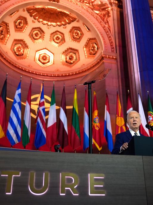 Bei der 75. Jahrfeier der NATO redet US-Präsident Jo Biden. Hinter ihm sind die Flaggen der NATO-Mitglieder aufgestellt. Vor ihm ist auf dem Rednerpult das Wort "Future" angebracht.