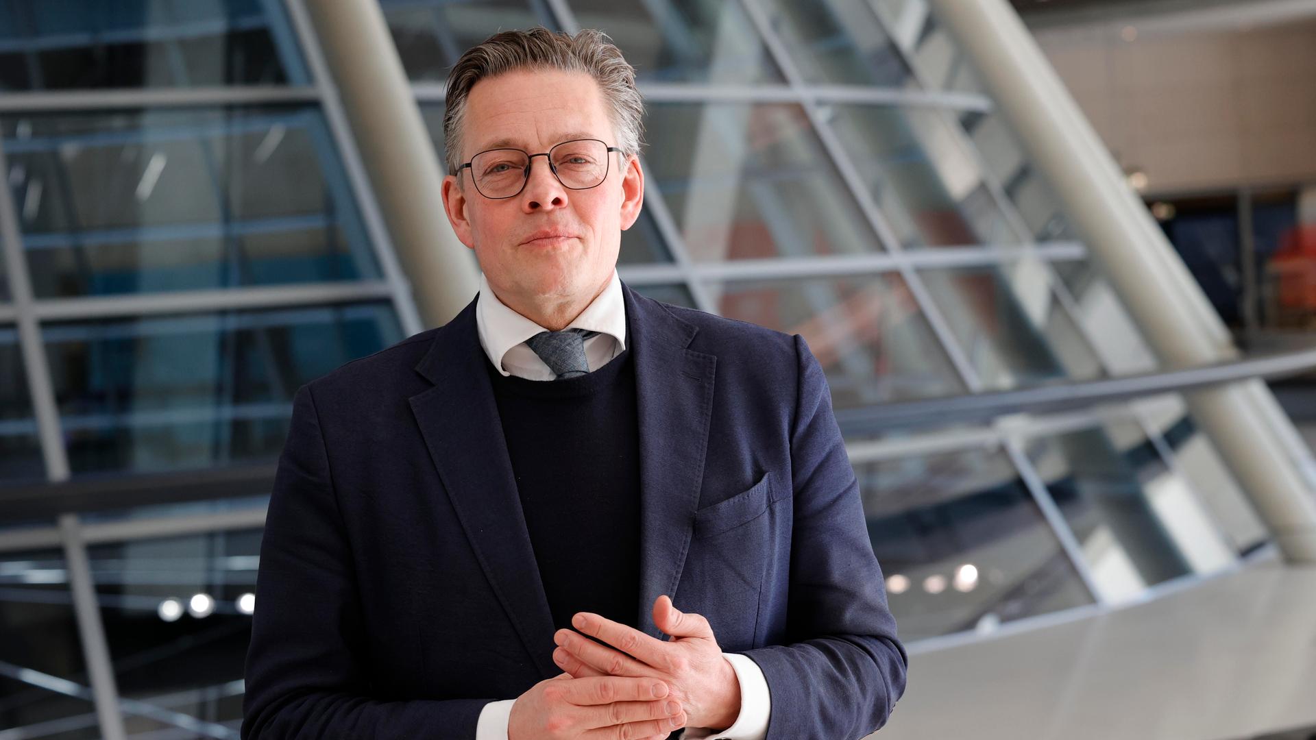 Konstantin von Notz steht im Reichstagsgebäude vor der Glaskuppel