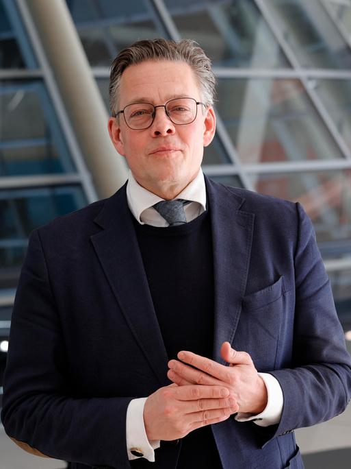 Konstantin von Notz steht im Reichstagsgebäude vor der Glaskuppel Konstantin von Notz steht im Reichstagsgebäude vor der Glaskuppel