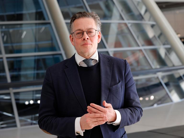 Konstantin von Notz steht im Reichstagsgebäude vor der Glaskuppel Konstantin von Notz steht im Reichstagsgebäude vor der Glaskuppel
