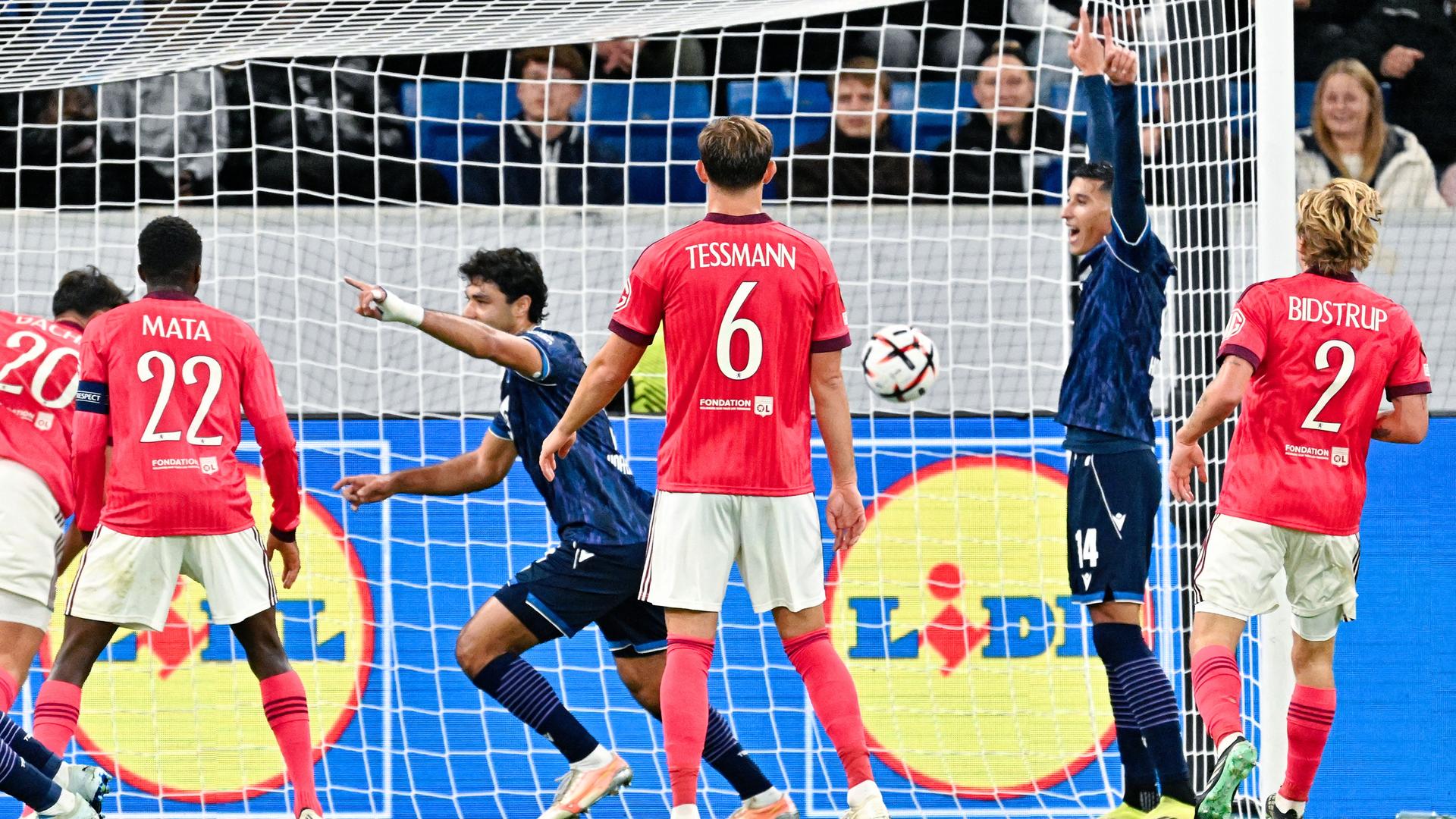 Hoffenheimer Spieler jubeln über das Tor zum 1:0 gegen Olympique Lyon. Hoffenheimer Spieler jubeln über das Tor zum 1:0 gegen Olympique Lyon.