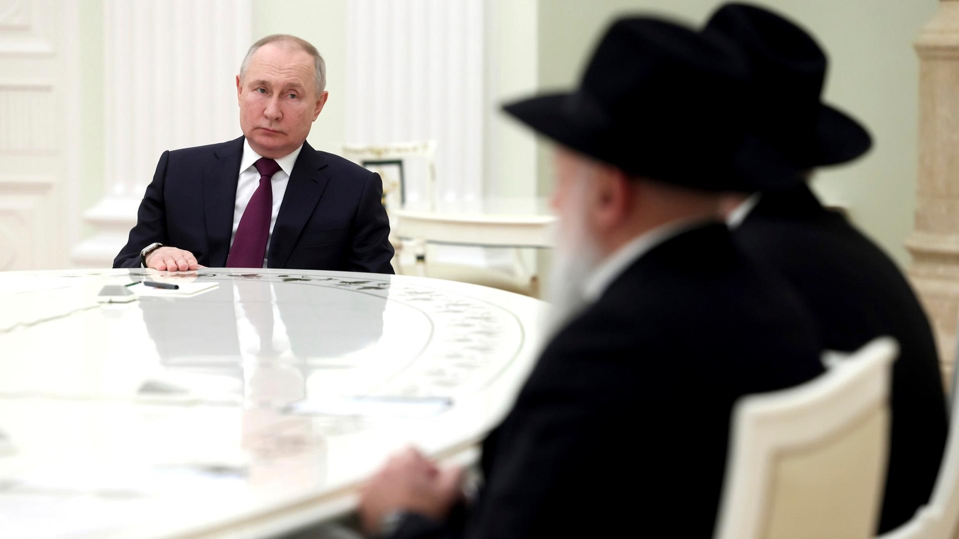 Wladimir Putin trifft sich mit Rabbinern Berl Lazar und Alexander Boroda (Januar 2023)