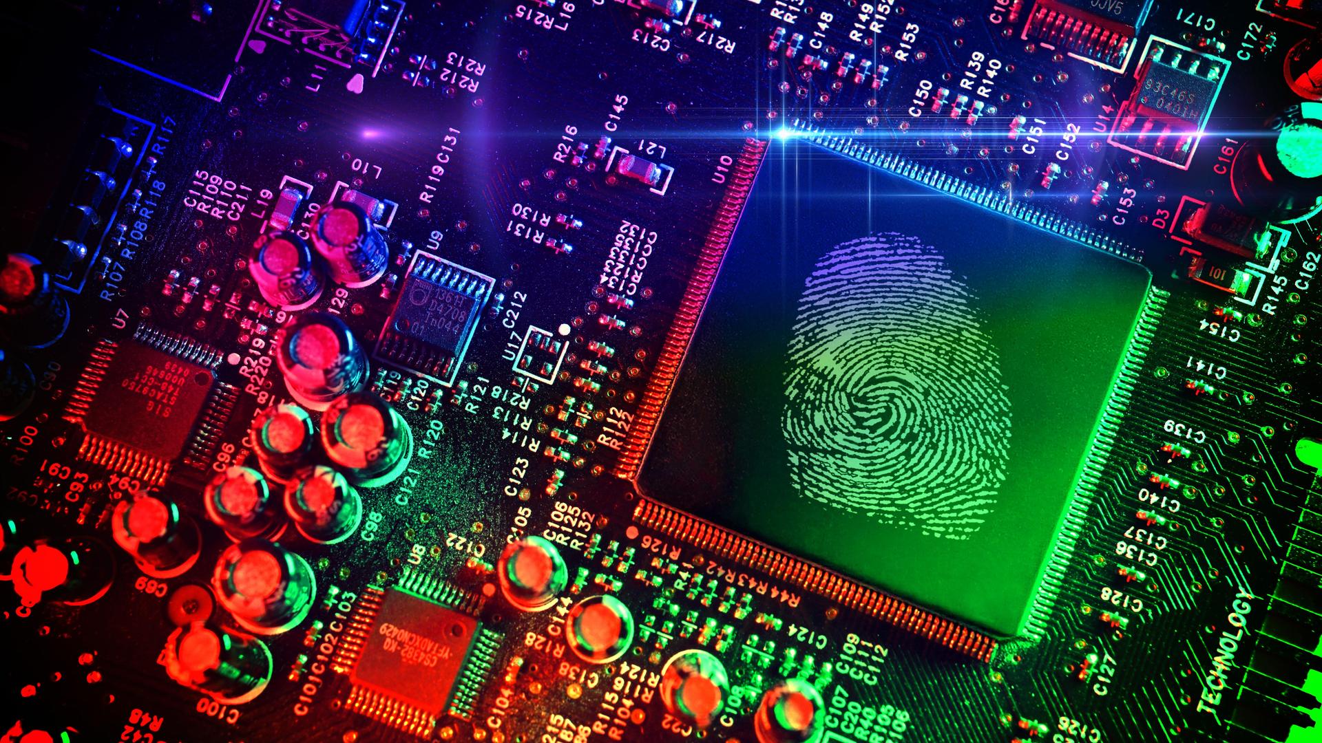 Ein Computerchip mit Fingerabdruck, umgeben von elektronischen Bauteilen auf einer Platine. Ein Computerchip mit Fingerabdruck, umgeben von elektronischen Bauteilen auf einer Platine.
