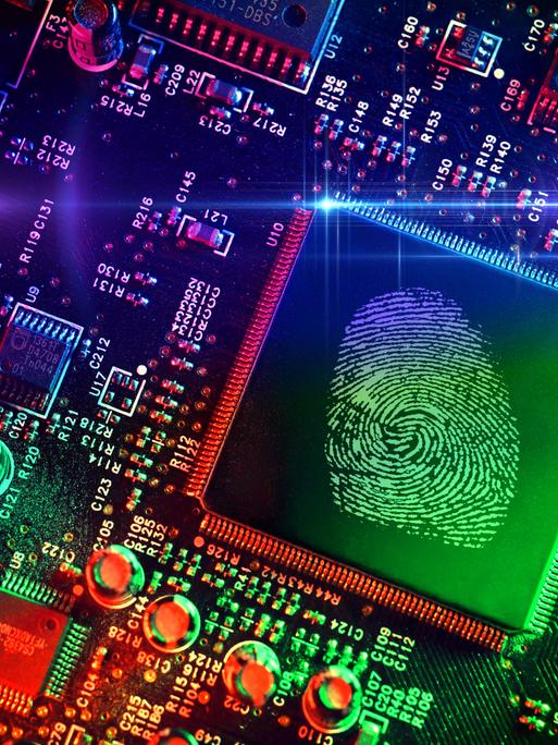Ein Computerchip mit Fingerabdruck, umgeben von elektronischen Bauteilen auf einer Platine.