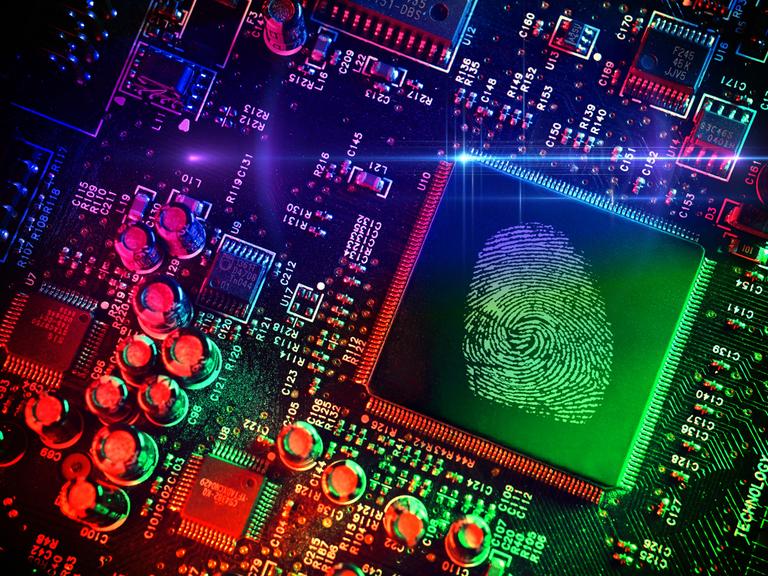 Ein Computerchip mit Fingerabdruck, umgeben von elektronischen Bauteilen auf einer Platine.