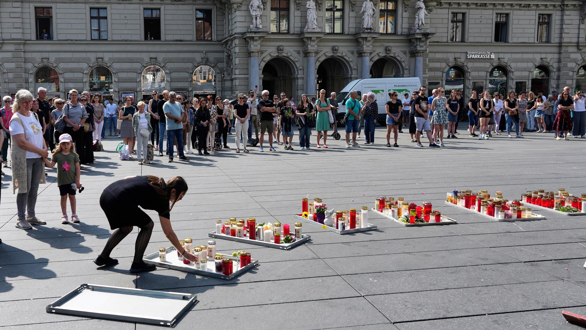 Graz: Menschen legen eine Schweigeminute auf dem Hauptplatz ein, nachdem ein ehemaliger Schüler am Vortag in einer Schule mehrere Menschen tötete und viele andere verletzte, bevor er sich das Leben nahm. Graz: Menschen legen eine Schweigeminute auf dem Hauptplatz ein, nachdem ein ehemaliger Schüler am Vortag in einer Schule mehrere Menschen tötete und viele andere verletzte, bevor er sich das Leben nahm.