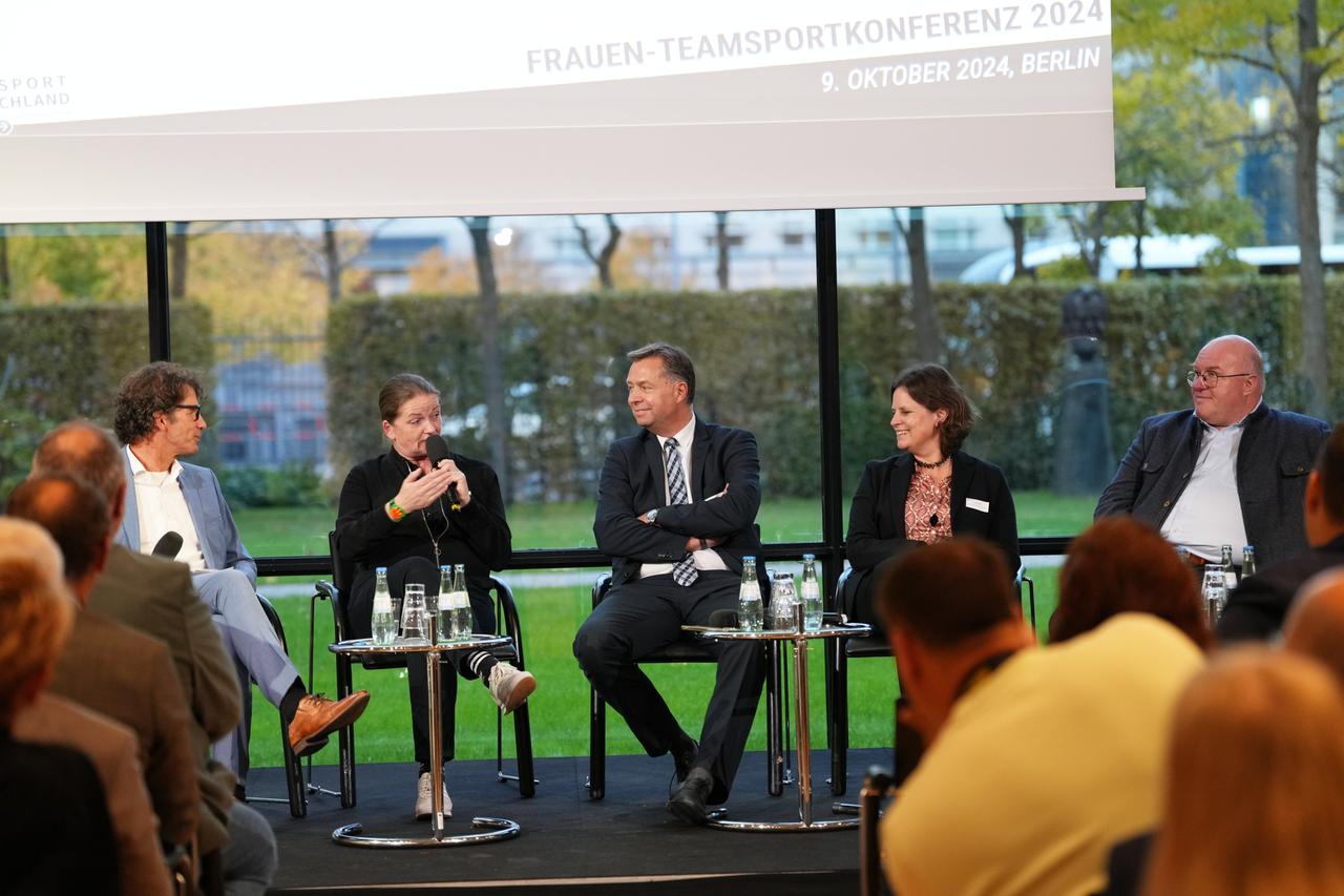 Die Sportpolitiker Tina Winklmann (Bündnis 90/Grüne), Stephan Mayer (CSU), die Staatssekretärin im Bundesinnenministerium Juliane Seifert und DBB-Präsident Ingo Weiss diskutieren über Frauen in Teamsportarten, moderiert von FAZ-Sportchef Anno Hecker 