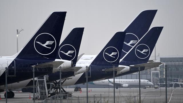 Mehrere Flugzeuge der Lufthansa stehen nebeneinander auf einem Flug-Hafen.