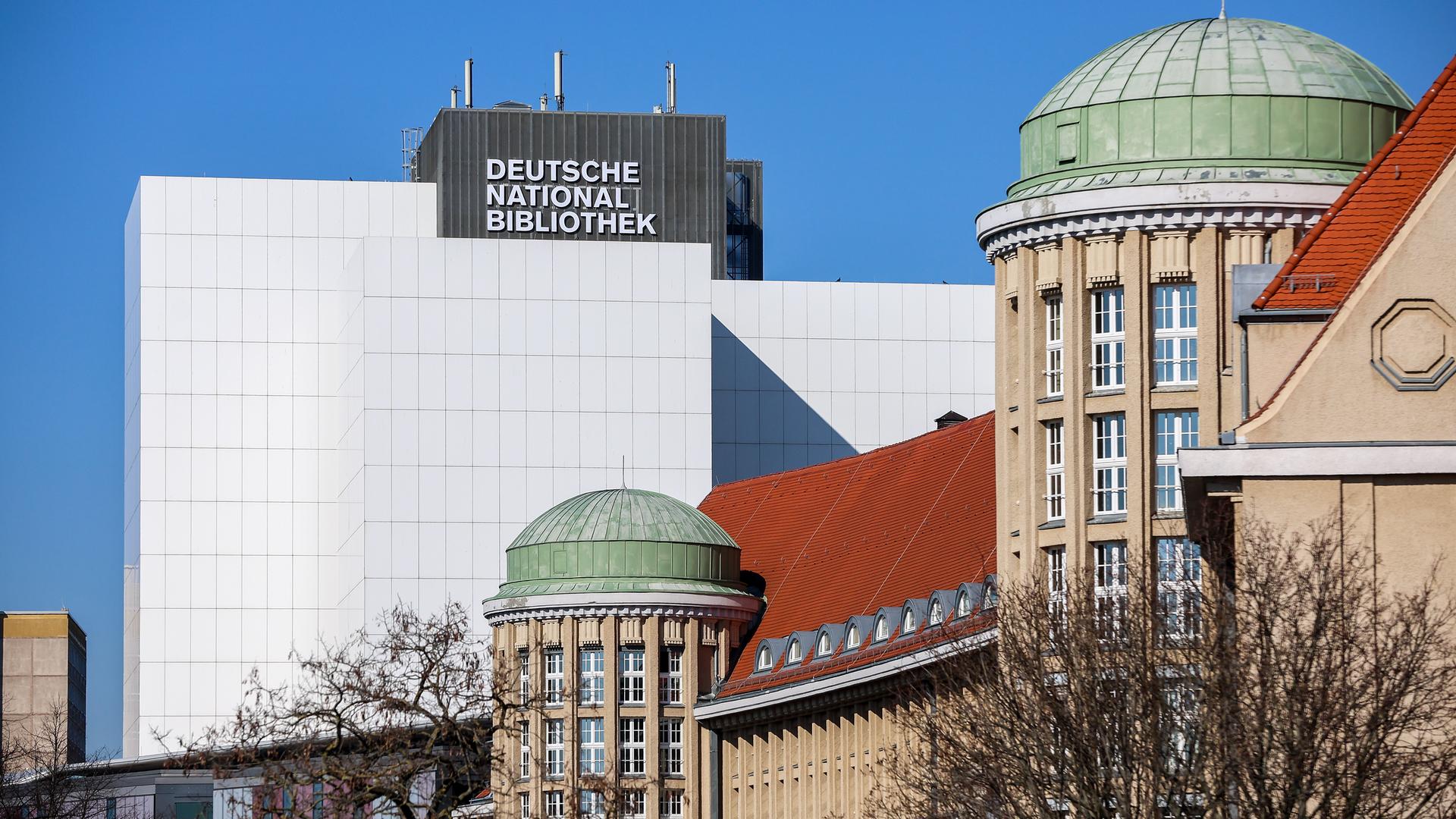 Die Deutsche Nationalbibliothek in Leipzig. Die Deutsche Nationalbibliothek mit Standorten in Leipzig und Frankfurt/Main sammelt alles, was seit 1913 in deutscher Sprache publiziert wird. Die Deutsche Nationalbibliothek in Leipzig. Die Deutsche Nationalbibliothek mit Standorten in Leipzig und Frankfurt/Main sammelt alles, was seit 1913 in deutscher Sprache publiziert wird.