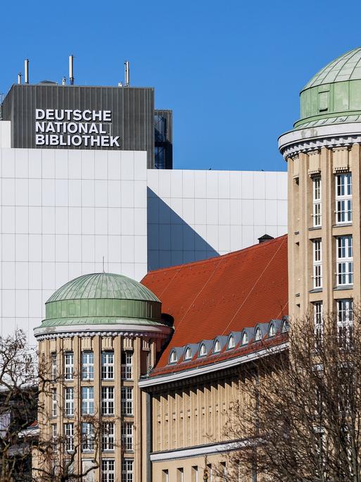 Die Deutsche Nationalbibliothek in Leipzig. Die Deutsche Nationalbibliothek mit Standorten in Leipzig und Frankfurt/Main sammelt alles, was seit 1913 in deutscher Sprache publiziert wird. Die Deutsche Nationalbibliothek in Leipzig. Die Deutsche Nationalbibliothek mit Standorten in Leipzig und Frankfurt/Main sammelt alles, was seit 1913 in deutscher Sprache publiziert wird.