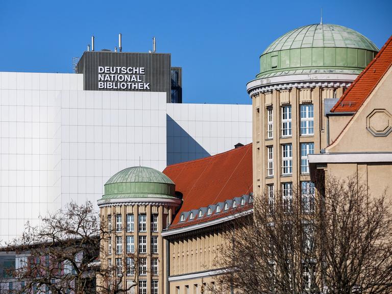 Die Deutsche Nationalbibliothek in Leipzig. Die Deutsche Nationalbibliothek mit Standorten in Leipzig und Frankfurt/Main sammelt alles, was seit 1913 in deutscher Sprache publiziert wird. Die Deutsche Nationalbibliothek in Leipzig. Die Deutsche Nationalbibliothek mit Standorten in Leipzig und Frankfurt/Main sammelt alles, was seit 1913 in deutscher Sprache publiziert wird.