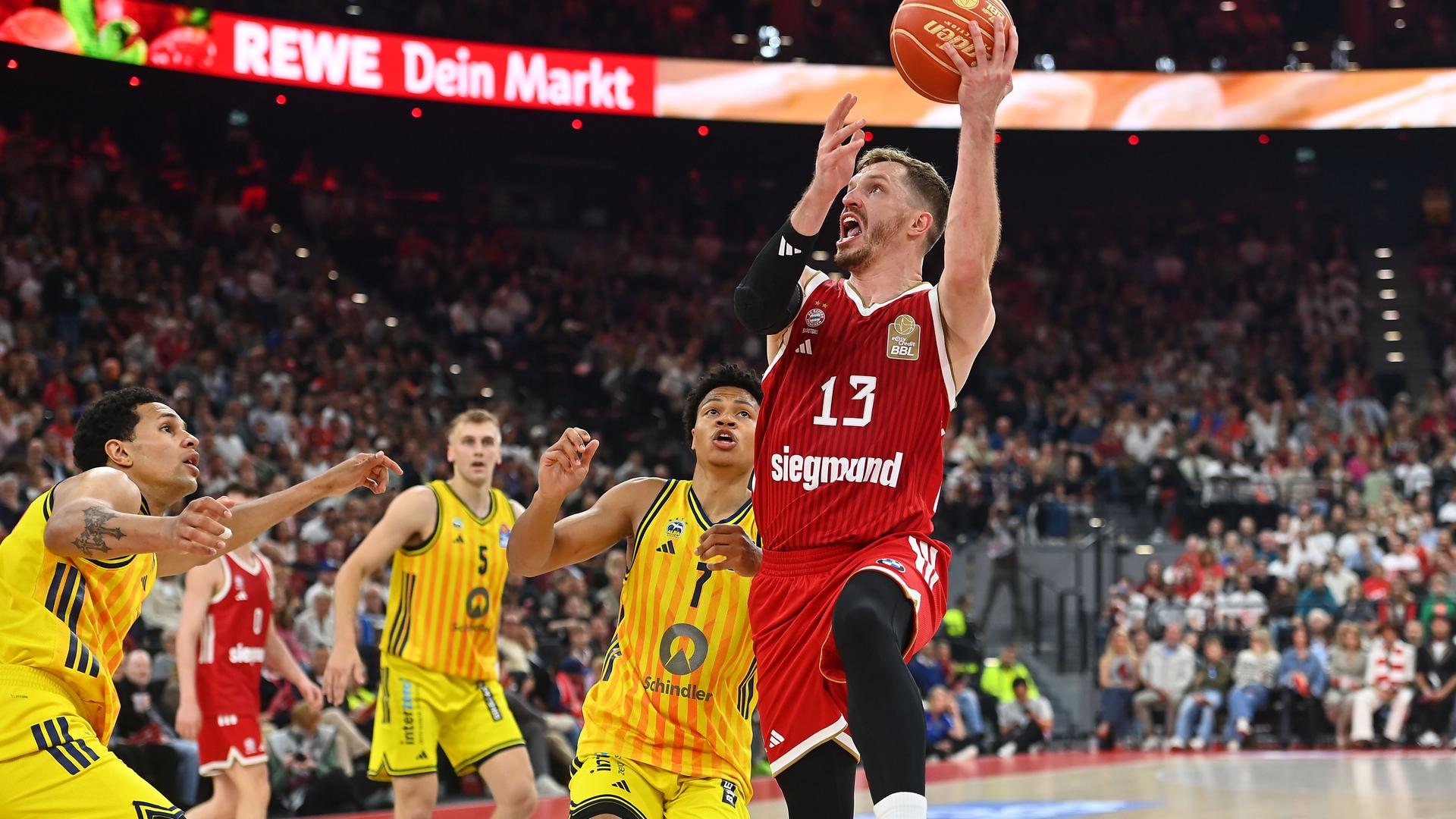 Andreas Obst von den Bayern springt mit Ball zum Korb. Andreas Obst von den Bayern springt mit Ball zum Korb.