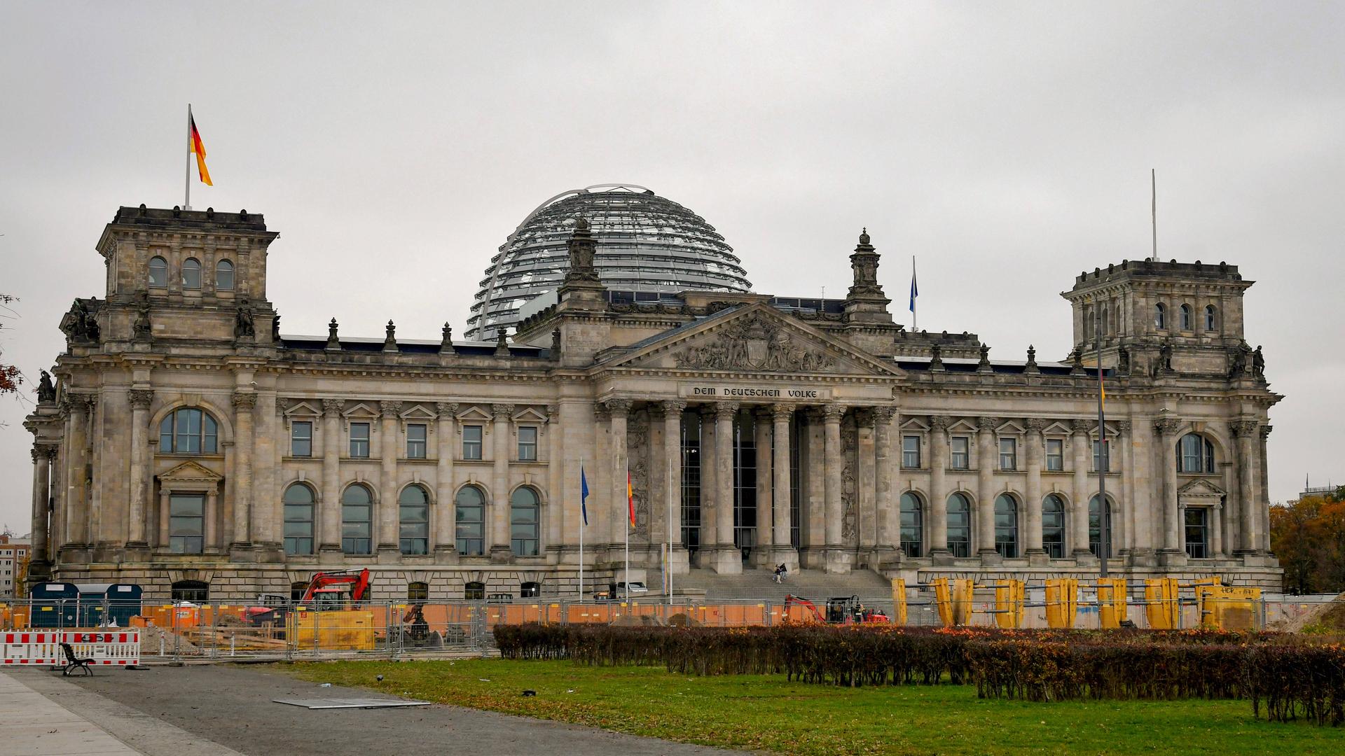 Blick von Außen auf den Reichstag in Berlin. 