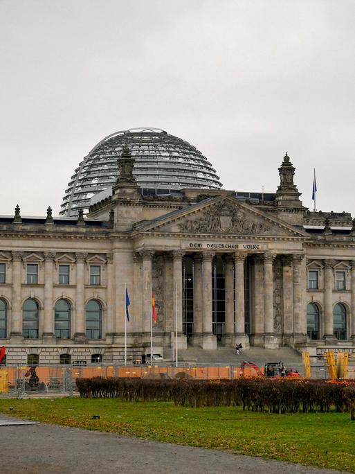 Blick von Außen auf den Reichstag in Berlin. 