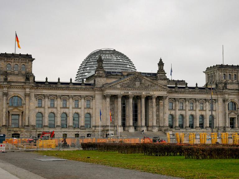 Blick von Außen auf den Reichstag in Berlin. 