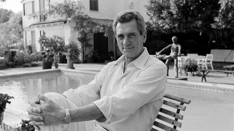 Der Schauspieler Rock Hudson posiert am 8. November 1984 vor seinem Swimmingpool seines Hauses in Hollywood