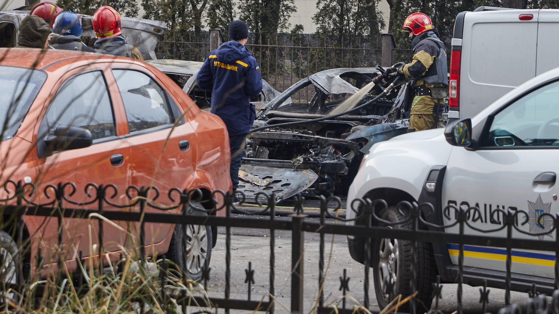 Teile von einer Rakete haben in der ukrainischen Haupt-Stadt Kiew ein Auto getroffen und zerstört.