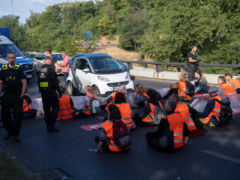 Demonstranten der Gruppe "Letzte Generation" haben eine Ausfahrt der Stadtautobahn im Stadtteil Schöneberg blockiert.