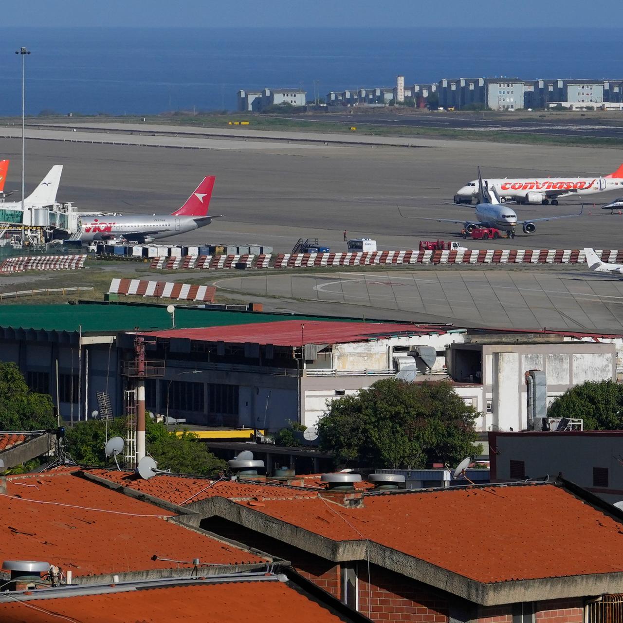Flugzeuge parken auf dem internationalen Flughafen Simon Bolivar in Caracas. 