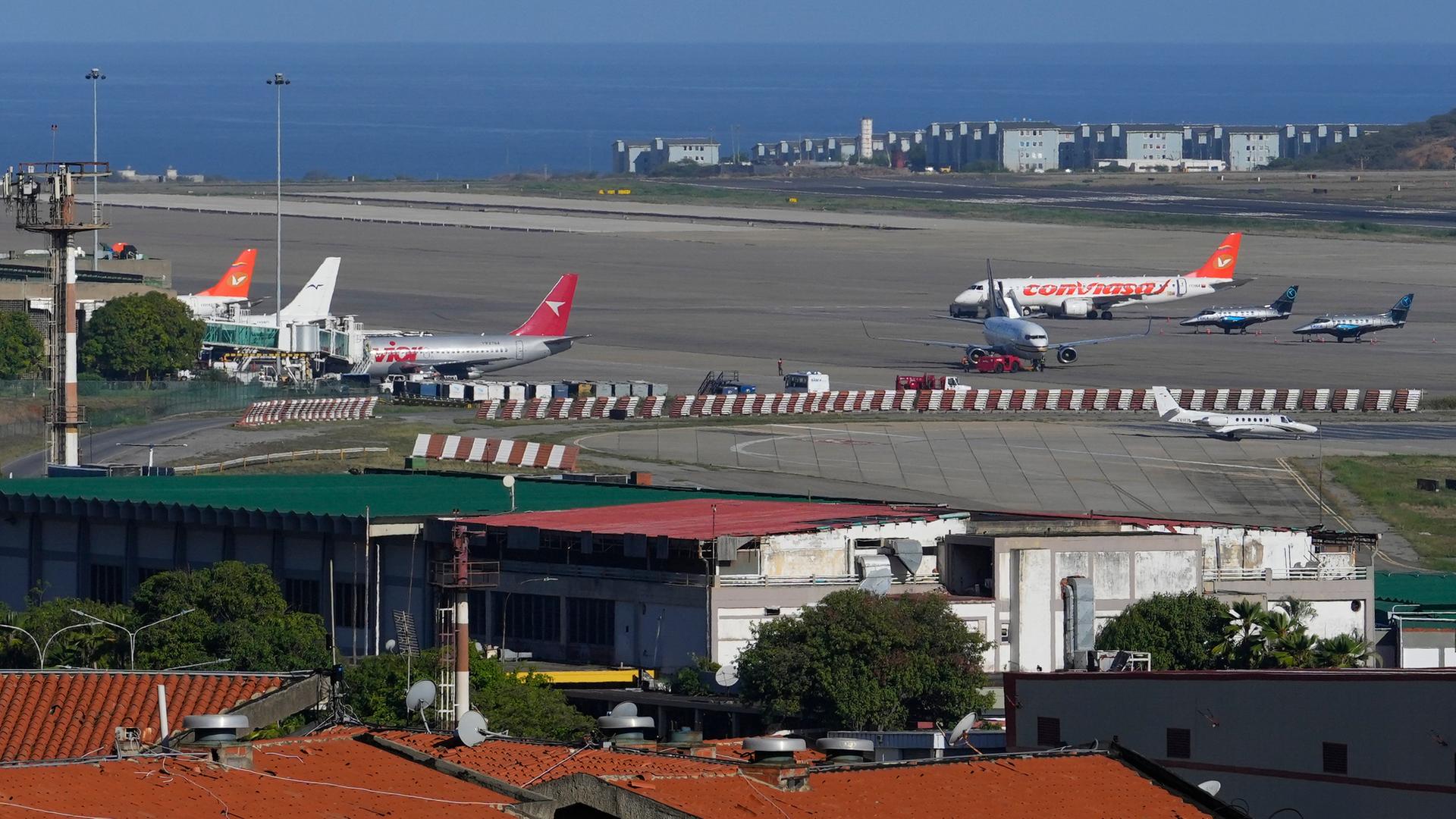 Flugzeuge parken auf dem internationalen Flughafen Simon Bolivar in Caracas. 