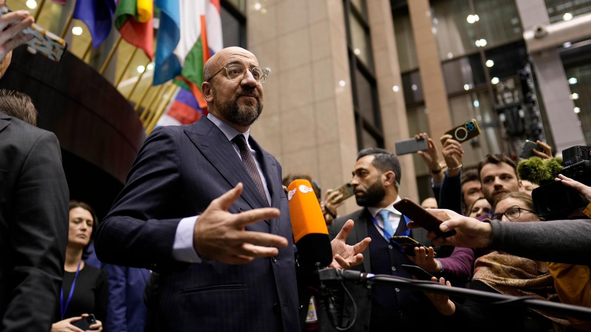 Charles Michel, Präsident des Europäischen Rates, gibt während eines EU-Gipfels eine Erklärung ab. Es ist umringt von Journalisten. Charles Michel, Präsident des Europäischen Rates, gibt während eines EU-Gipfels eine Erklärung ab. Es ist umringt von Journalisten.
