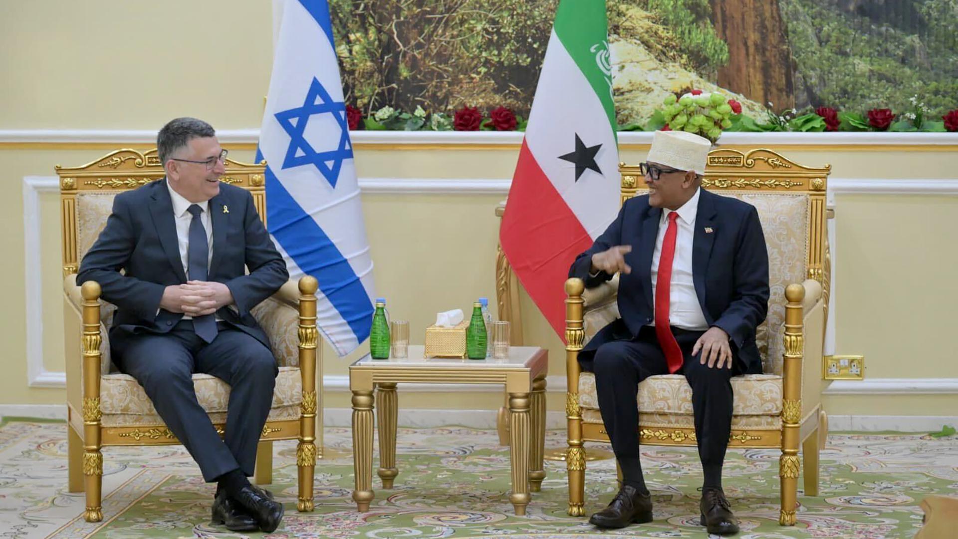 Israels Außenminister Gideon Saar und der Präsident der Region Somaliland, Abdirahman Mohamed Abdullahi sitzen nebeneinander auf großen Stühlen. Sie lächeln. Hinter ihnen stehen die Fahnen von Israel und Somaliland.