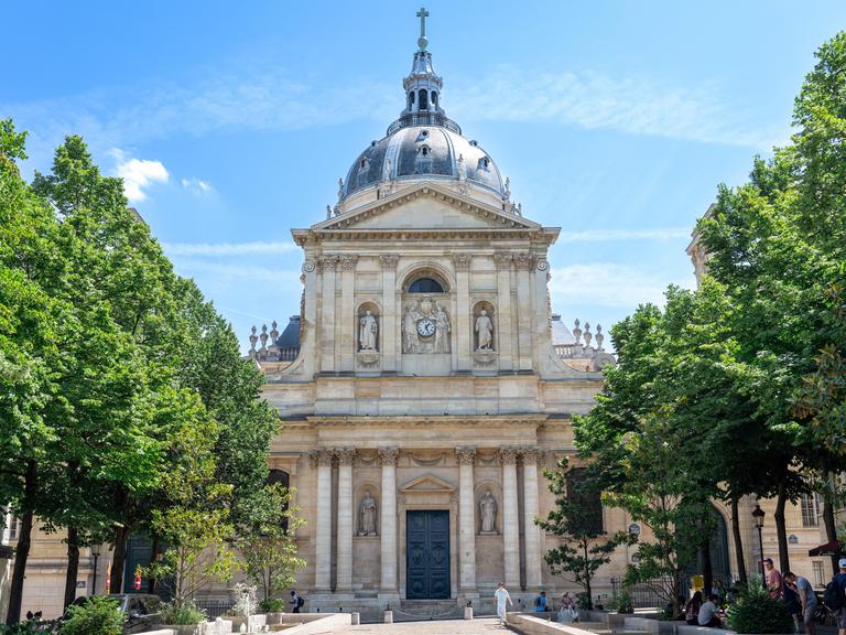 Die Kapelle auf dem Campus der Pariser Universität Sorbonne zählt zum Weltkulturerbe und stand 2026 auf der „World Monuments Watch“-Liste. Die Kapelle auf dem Campus der Pariser Universität Sorbonne zählt zum Weltkulturerbe und stand 2026 auf der „World Monuments Watch“-Liste.
